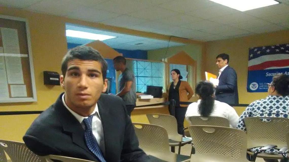 Marco Coello este miércoles 26 de abril en la oficina de asilo de Miami, antes de su detención.