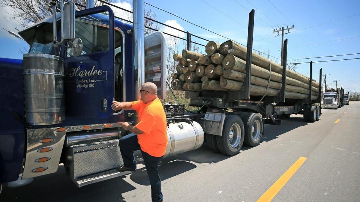 Kennt Nirman de la empresa FPL transporta nuevos postes de electricidad para los Cayos de Florida el 13 de septiembre de 2017, luego de que el poderoso huracán Irma azotara la zona.