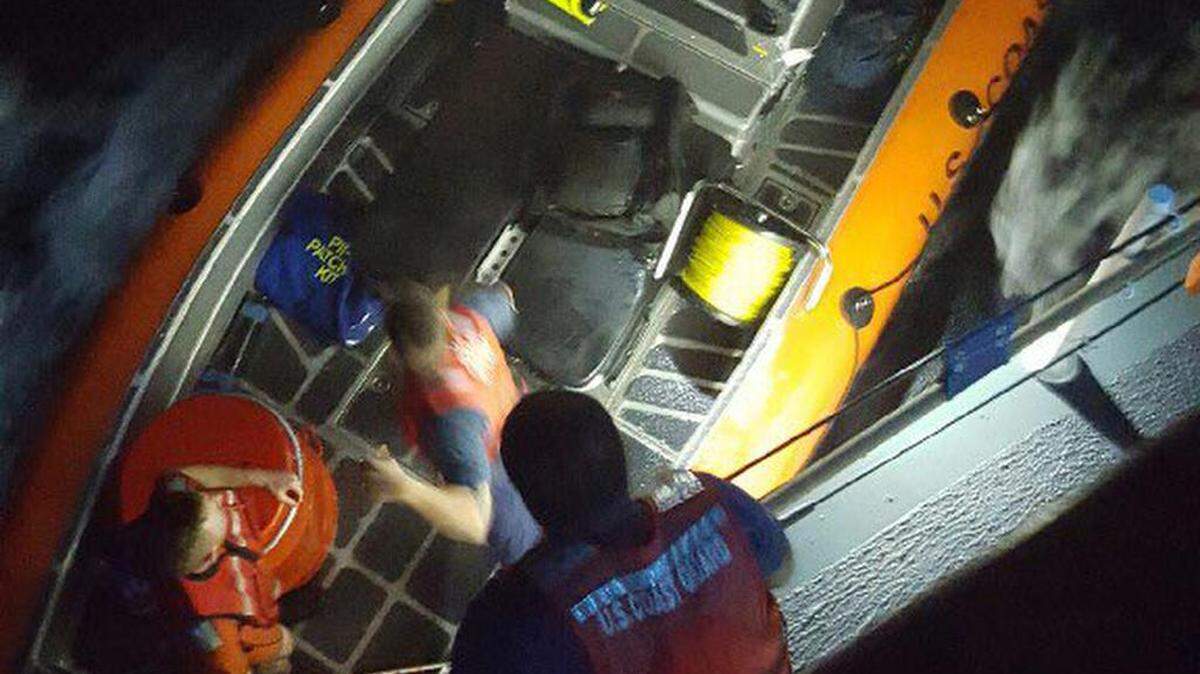 13 personas fueron rescatadas de un yate de 106 pies que se hundió en las aguas de Fort Lauderdale,