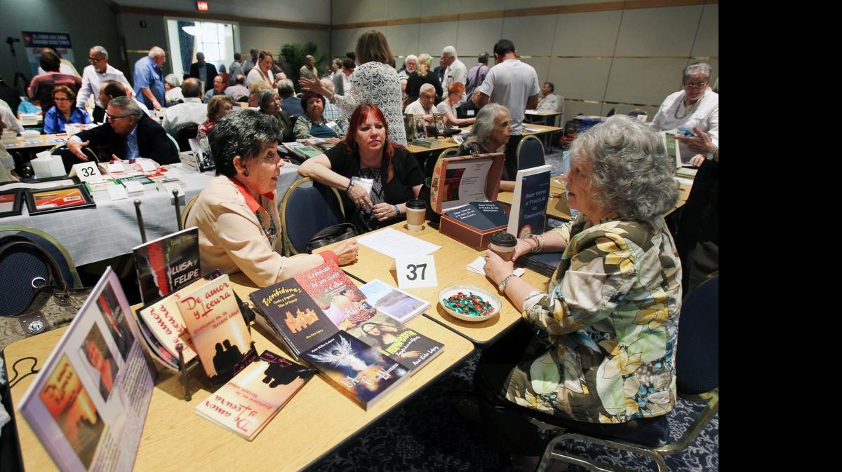 
Las escritoras cubanas Ana Kika López (izq.), Mery Larrinva y Rosa Fuentes durante el Primer Encuentro con el Libro Cubano Exiliado, evento dedicado a la memoria de Enrique Ros en FIU, el sábado.


