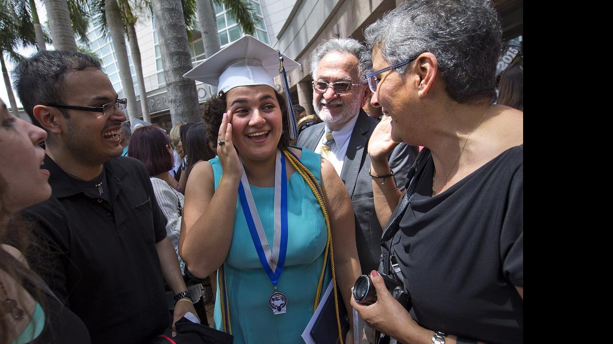 
Angela Ortiz (centro), graduándose en el Adrienne Arsht Center, rodeada de sus amigos y familiares. Venció el cáncer mientras cursaba programas avanzados en la Escuela de Estudios Avanzados en Miami-Dade.

