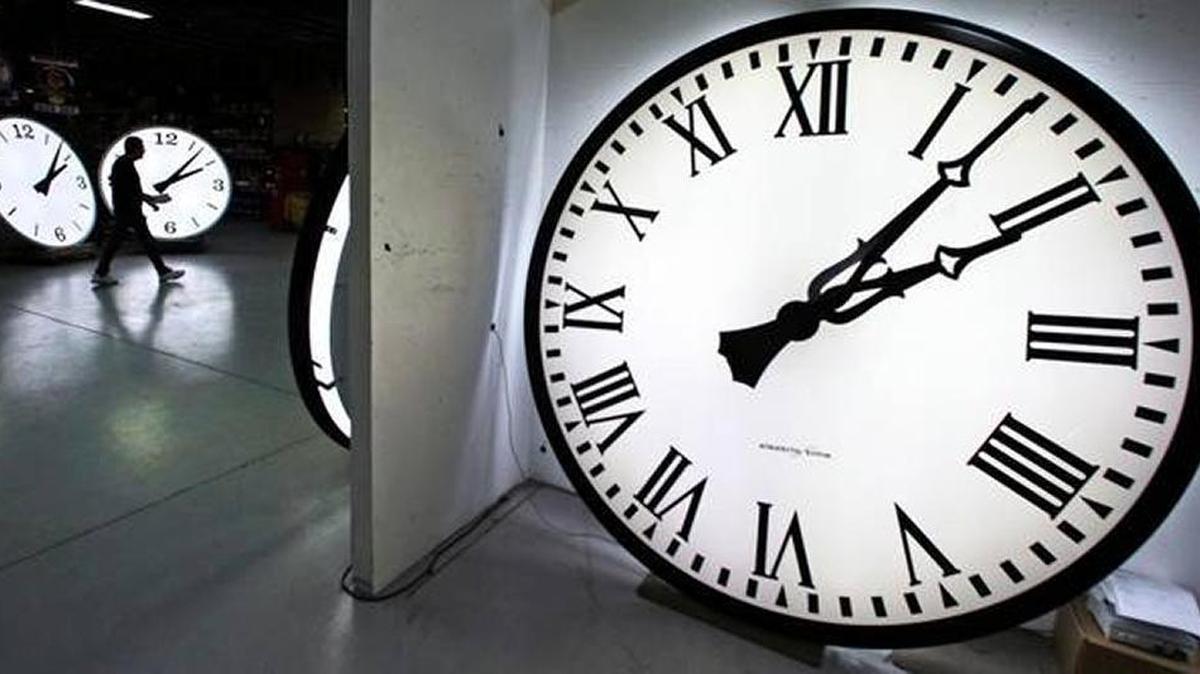 El horario de verano (cuando se adelantan los relojes una hora) se extiende desde el segundo domingo de marzo hasta el primer domingo de noviembre.