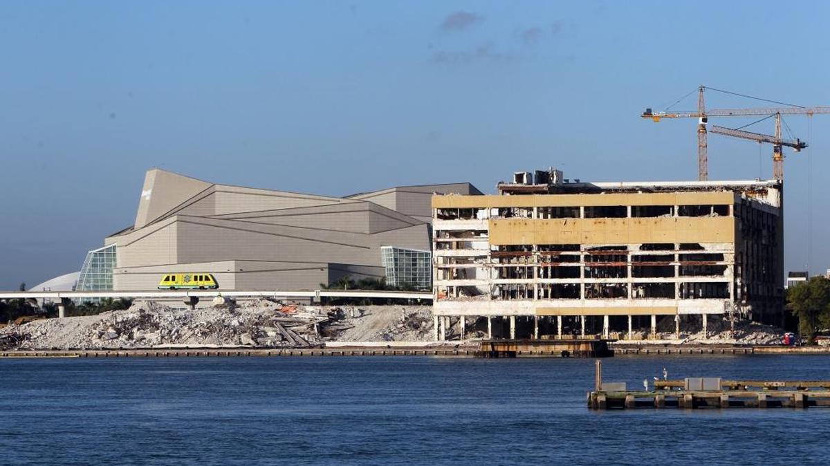 La empresa operadora de casinos Genting, estado tratando de conseguir permisos para una marina de 50 yates en su propiedad en la antigua sede del Miami Herald en el downtown de Miami desde el 2013.