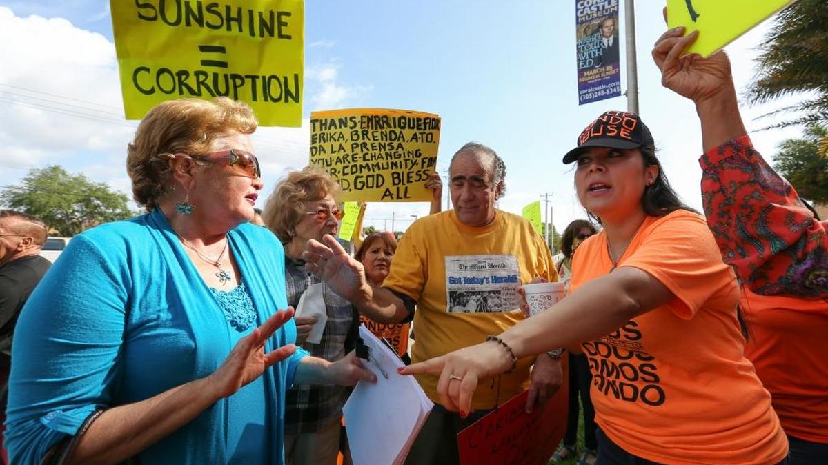 Maritza Albja y Maryin Vargas durante una manifestación de propietarios de condos en Miami, el 25 de marzo.