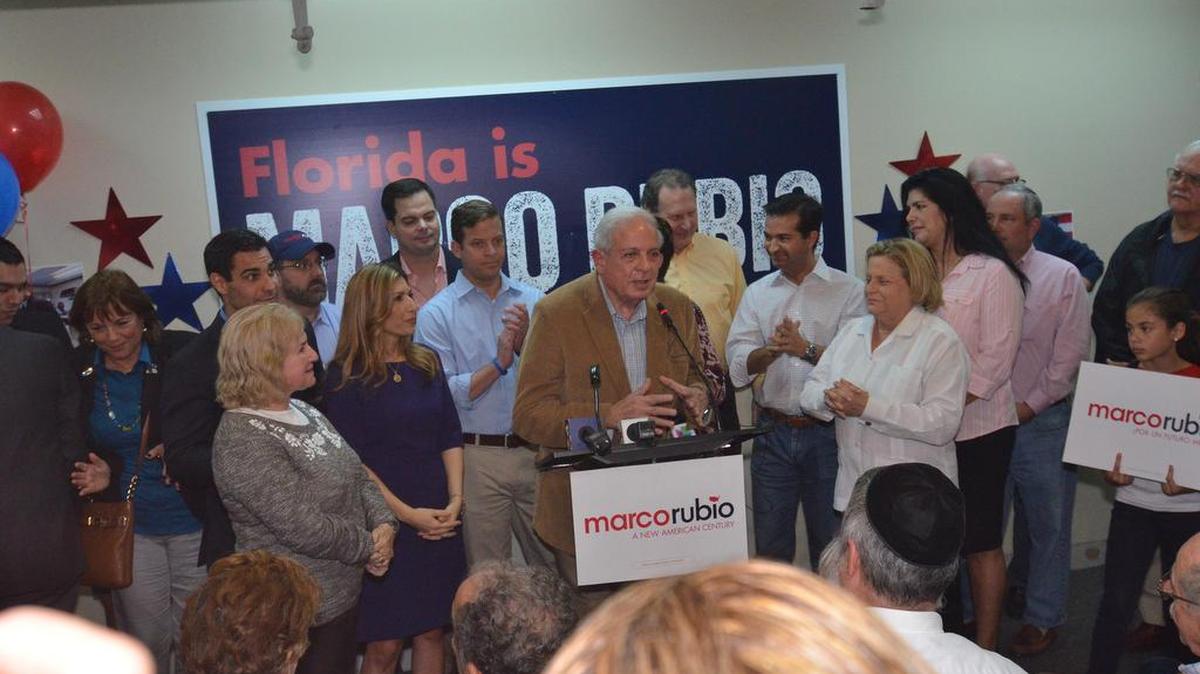 El alcalde de la Ciudad de Miami Tomás Regalado, representante republicano de Miami, Carlos Curbelo, Ileana Ros-Lehtinen, junto con el Vicegobernador Carlos López-Cantera, respaldan al candidato presidencial republicano Marco Rubio, durante la apertura de la oficina de campaña este sábado 28 febrero de 2016, en Miami.