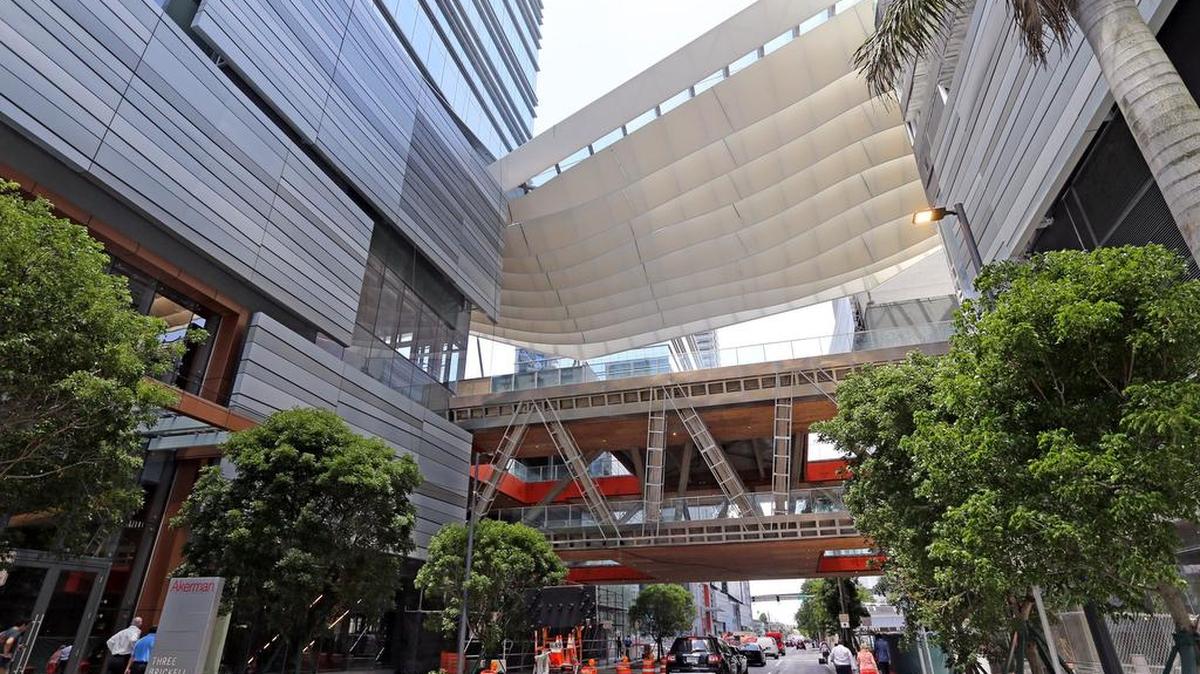 Un puente peatonal une edificios en el Brickell City Center, un nuevo proyecto masivo con oficinas, comercios y condominios en el centro de Miami, Florida, 28 de abril de 2016.