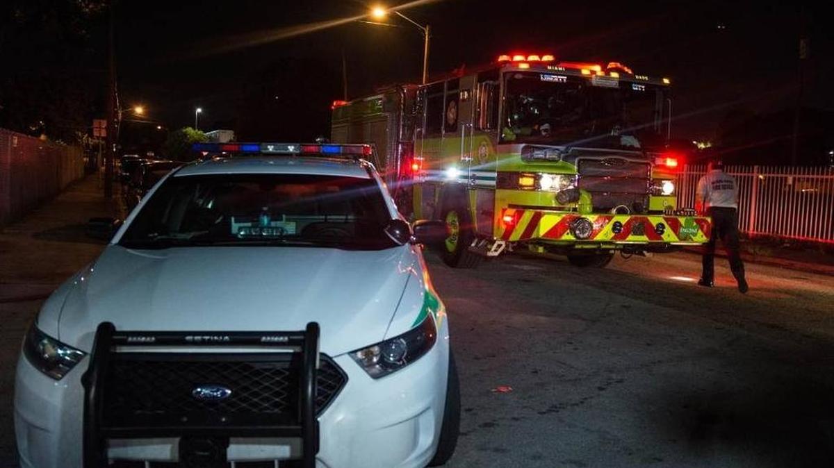 Policías de Miami-Dade y bomberos del condado en el sitio donde un niño de 13 años recibió un disparo en la noche del martes, 20 de septiembre de 2016.