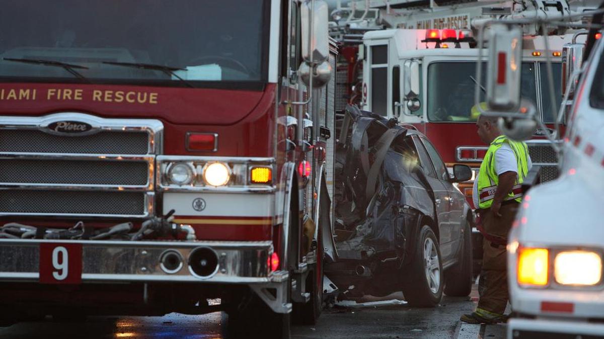 Bomberos de Miami auxilian en un accidente en esta foto de archivo.