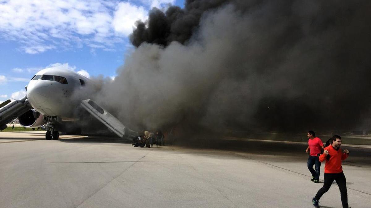 Pasajeros son evacuados del vuelo 405 de Dynamic Airways, que se incendió el jueves en el Aeropuerto Internacional de Fort Lauderdale, al norte de Miami. El vuelo iba con destino a Caracas.