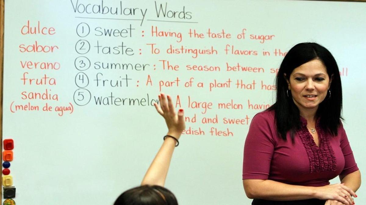 La maestra de cuarto grado Alina Fronseca habla con sus estudiantes en la escuela Milam K-8 Center, el lunes 4 de junio del 2012.