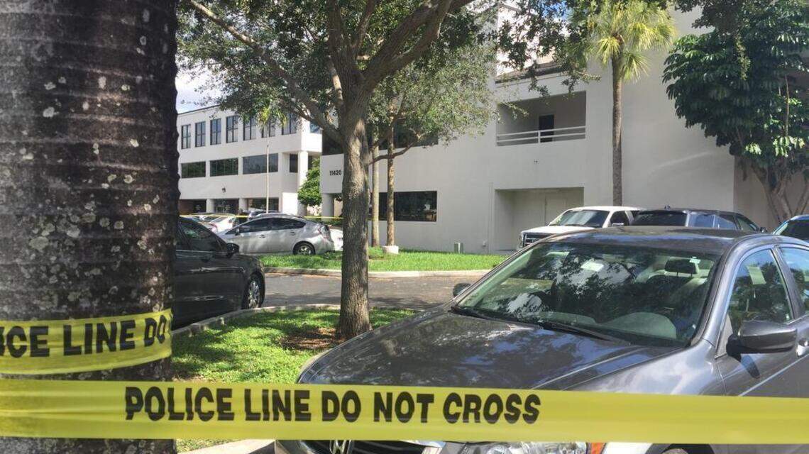 Dos muertos y un abogado baleado en Kendall, buscan al agresor