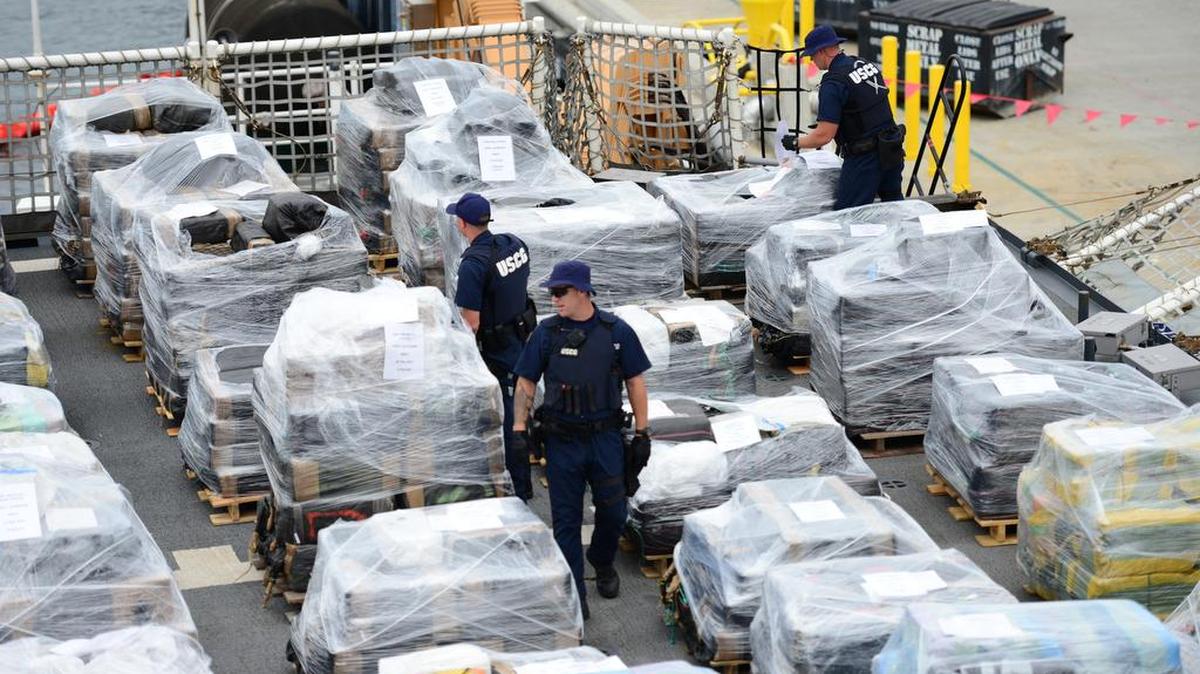 
Tripulantes del escampavías Stratton, del Servicio de Guardacostas de los Estados Unidos, descargan 34 toneladas de cocaína en San Diego el pasado lunes 10 de agosto.



