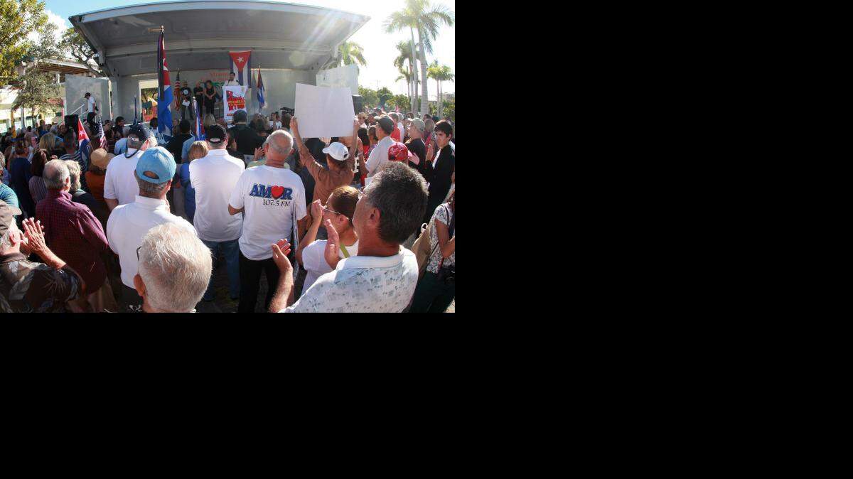 Más de 200 manifestantes se reunieron para mostrar su rechazo a la decisión del gobierno de reanudar los diálogos entre EEUU y Cuba.