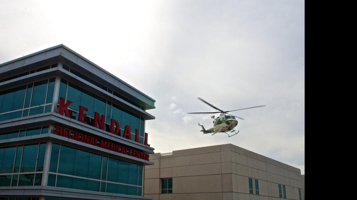 
Un helicóptero despega desde la azotea del Kendall Regional Medical Center. Foto de noviembre del 2012.


