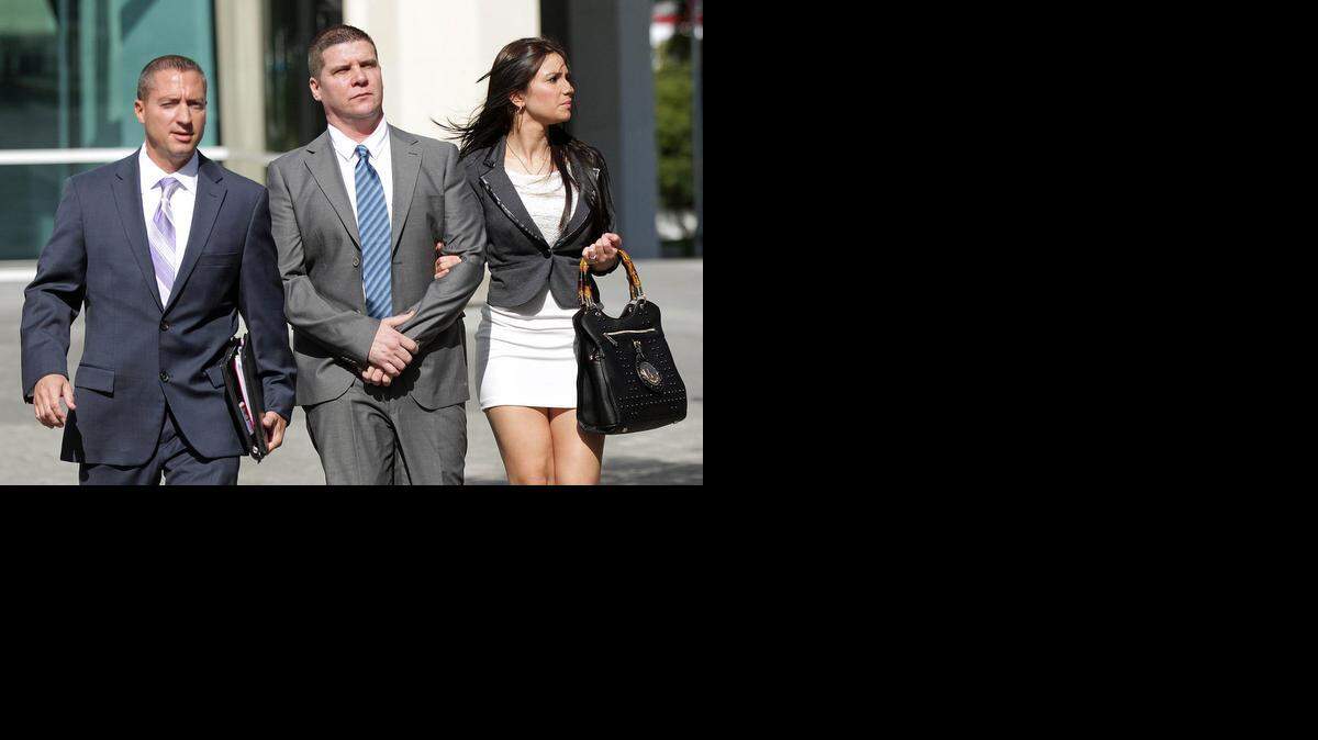 
Gilberto Suárez (centro) abandona la corte federal de Miami el martes 16 de diciembre de 2014, acompañado de su abogado, Bijan Parwaresch, y de una mujer no identificada.

