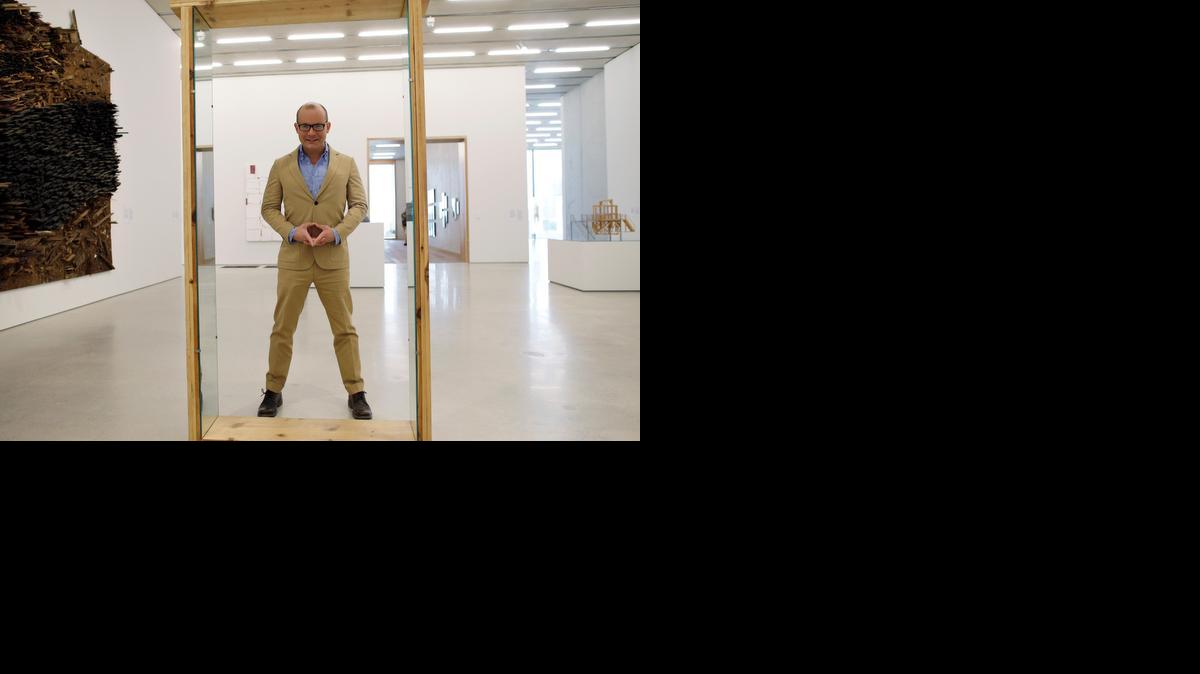 
Thom Collins, director de Pérez Art Museum Miami, poses para un foto detrás de u na pieza del artista Robert Morris.


