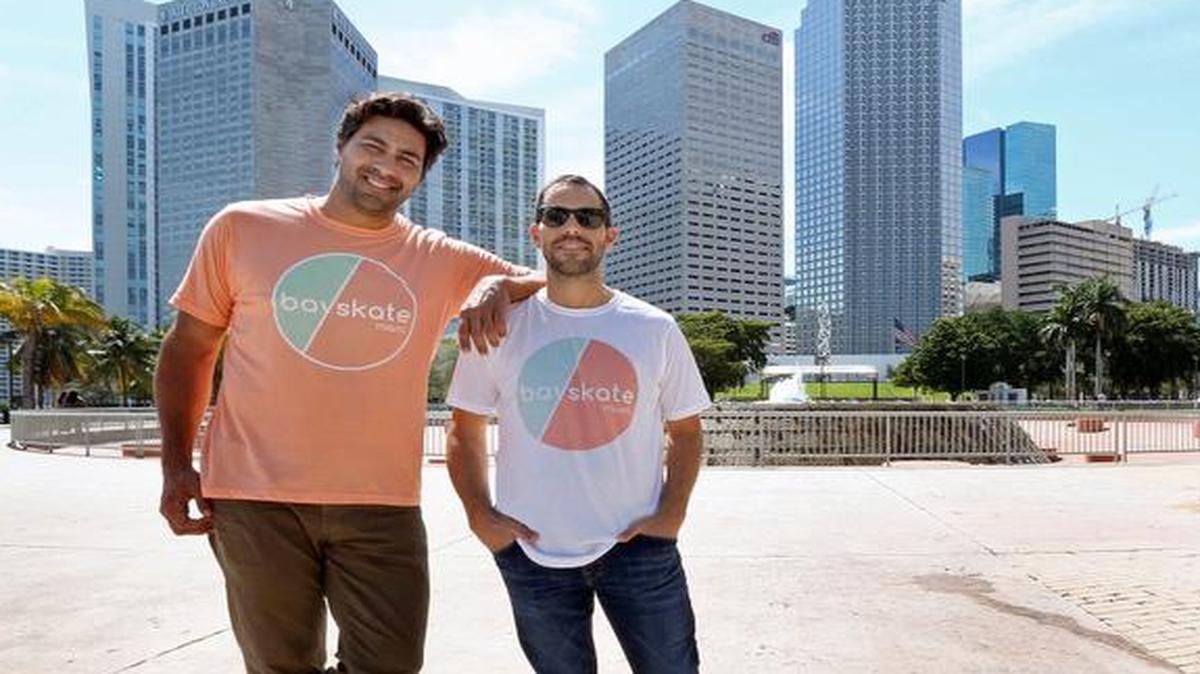 Marcos y Alex Macias, dos hermanos miamenses, de descendencia cubana, que crecieron con las populares fiestas de patines de los lunes por la noche en Hot Wheels Kendall, ganaron este año The Miami Foundation’s Publics Space Challange con su proyecto “Bay Skate Miami”.
