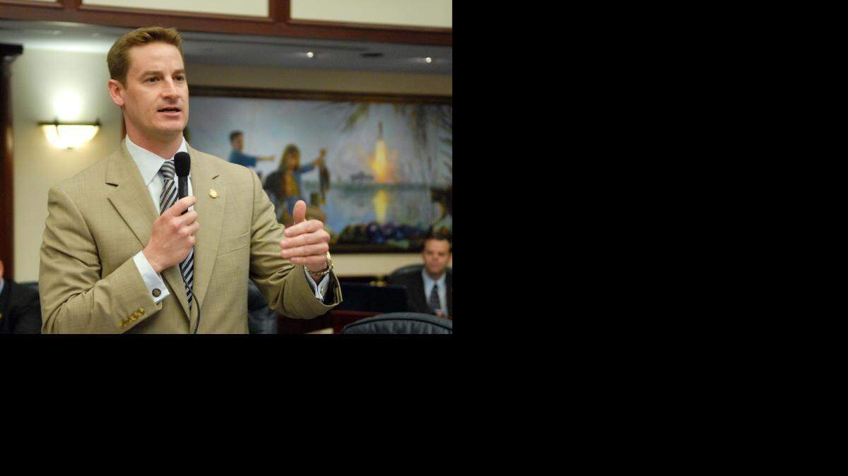 
El representante Greg Steube, republicano de Sarasota, propuso de nuevo la idea para ser considerada este año. El dijo que había comenzado a redactar su proyecto de ley antes del tiroteo del 20 de noviembre en FSU.
