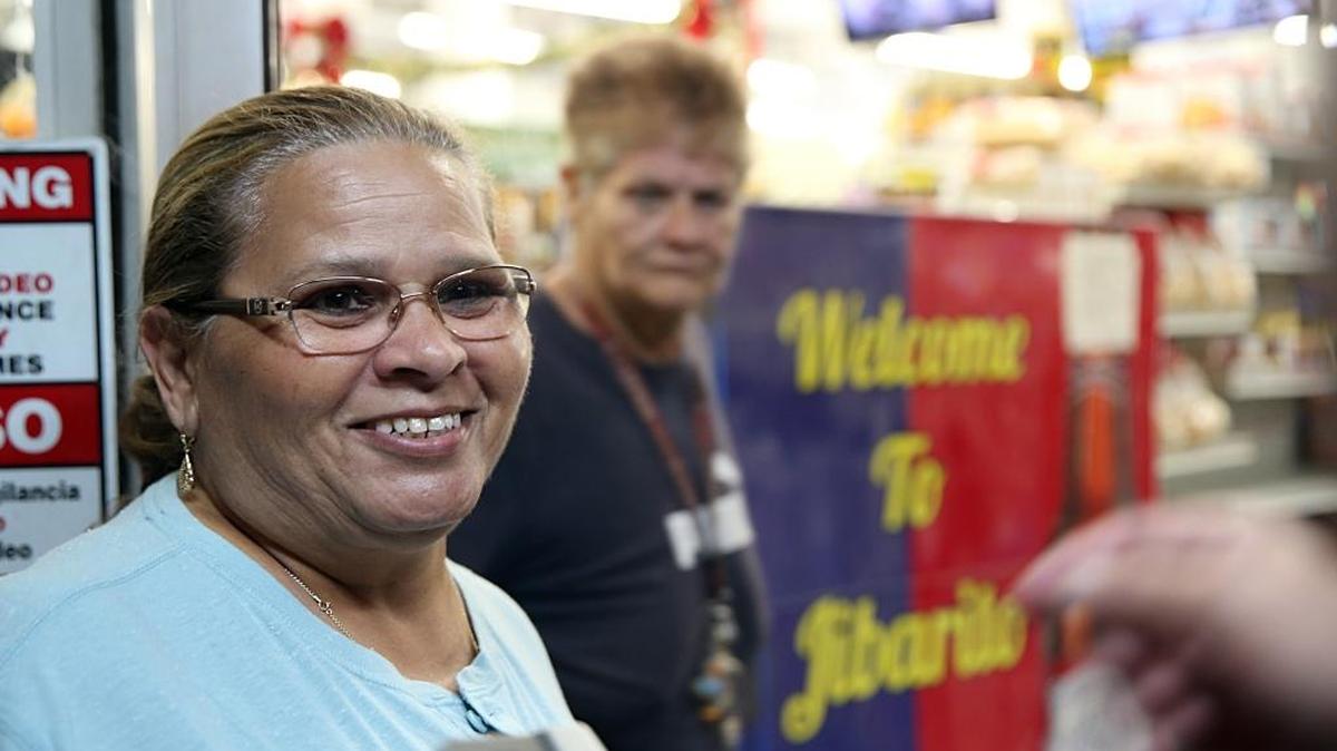 Maria Ríos habló sobre la situación de Puerto Rico en El Jibarito Supermarket en Wynwood, un vecindario con muchos residentes de la isla, el 19 de enero.