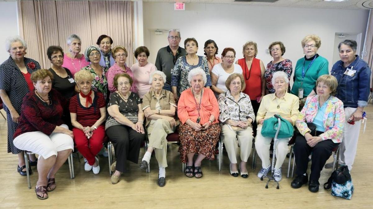 Un grupo de personas que se beneficia del comedor en el edificio Stanley Axlrod UTD Towers, localizado en el 1809 Brickell Ave., en Miami.