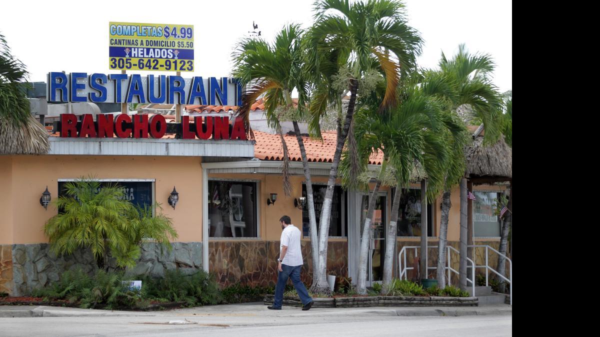 
El popular Rancho Luna Restaurant de La Pequeña Habana donde, según denuncia penal de un agente especial de la Administración de Alimentos y Drogas (FDA) , se llevaron a cabo transacciones ilícitas de medicamentos recetados robados.
