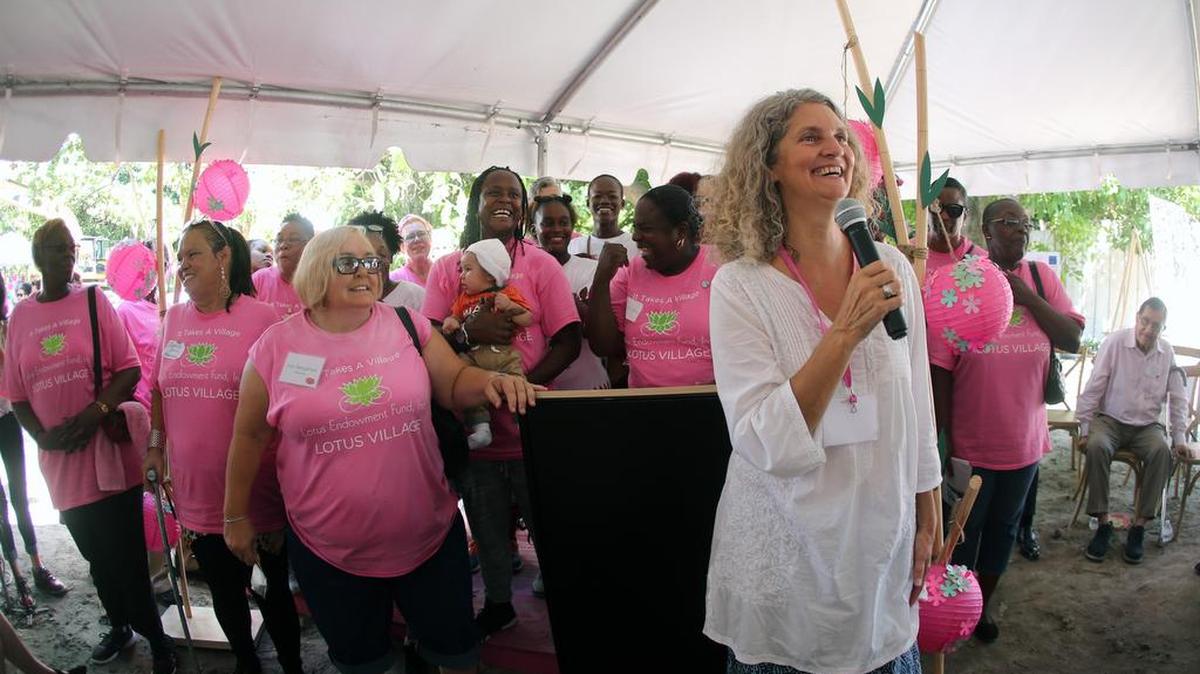 La fundadora y presidenta de Lotus House, Constance Collins, dirige una palabras a quienes celebraban la primera pala de tierra en el sitio donde se construirá la institución.