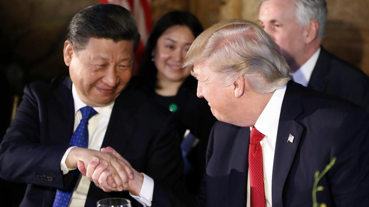 El presidente Trump saluda al mandatario chino Xi Jinping en una cena el jueves en Mar-a-Lago, en Palm Beach, Florida.