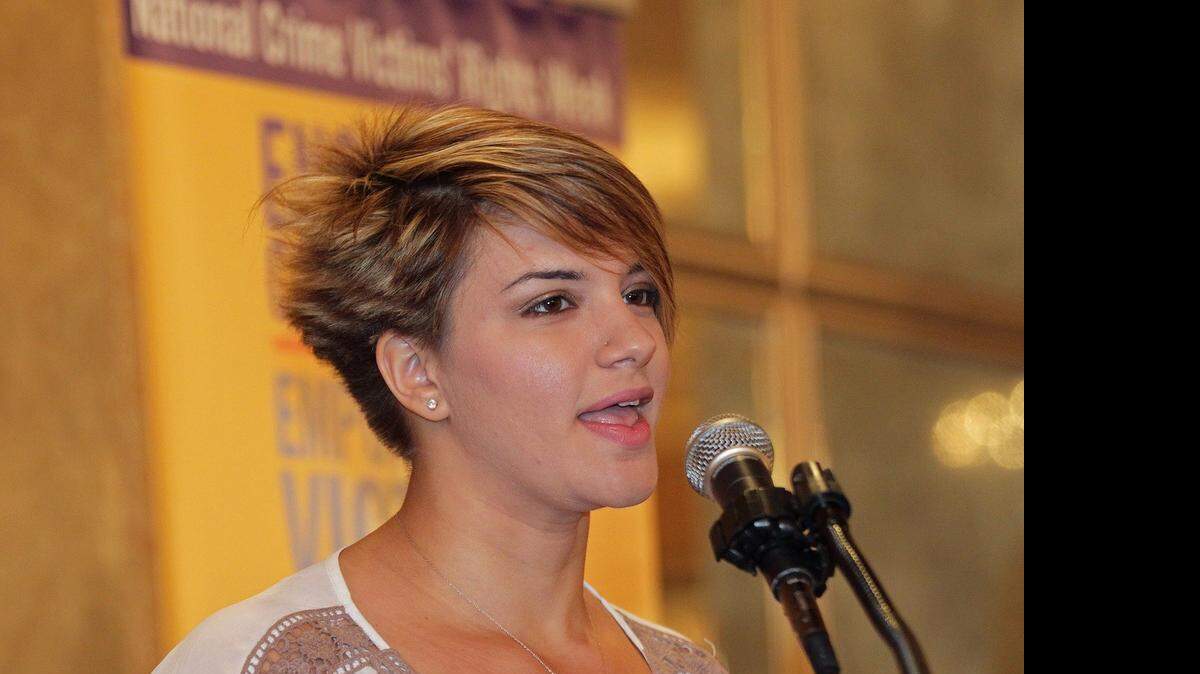 
Víctima de abuso durante su niñez, Elizabeth Peñalver, habla sobre el abuso al que la sometió su padrastro durante la ceremonia de Proclamación y Reconocimientos en Coral Gables.


