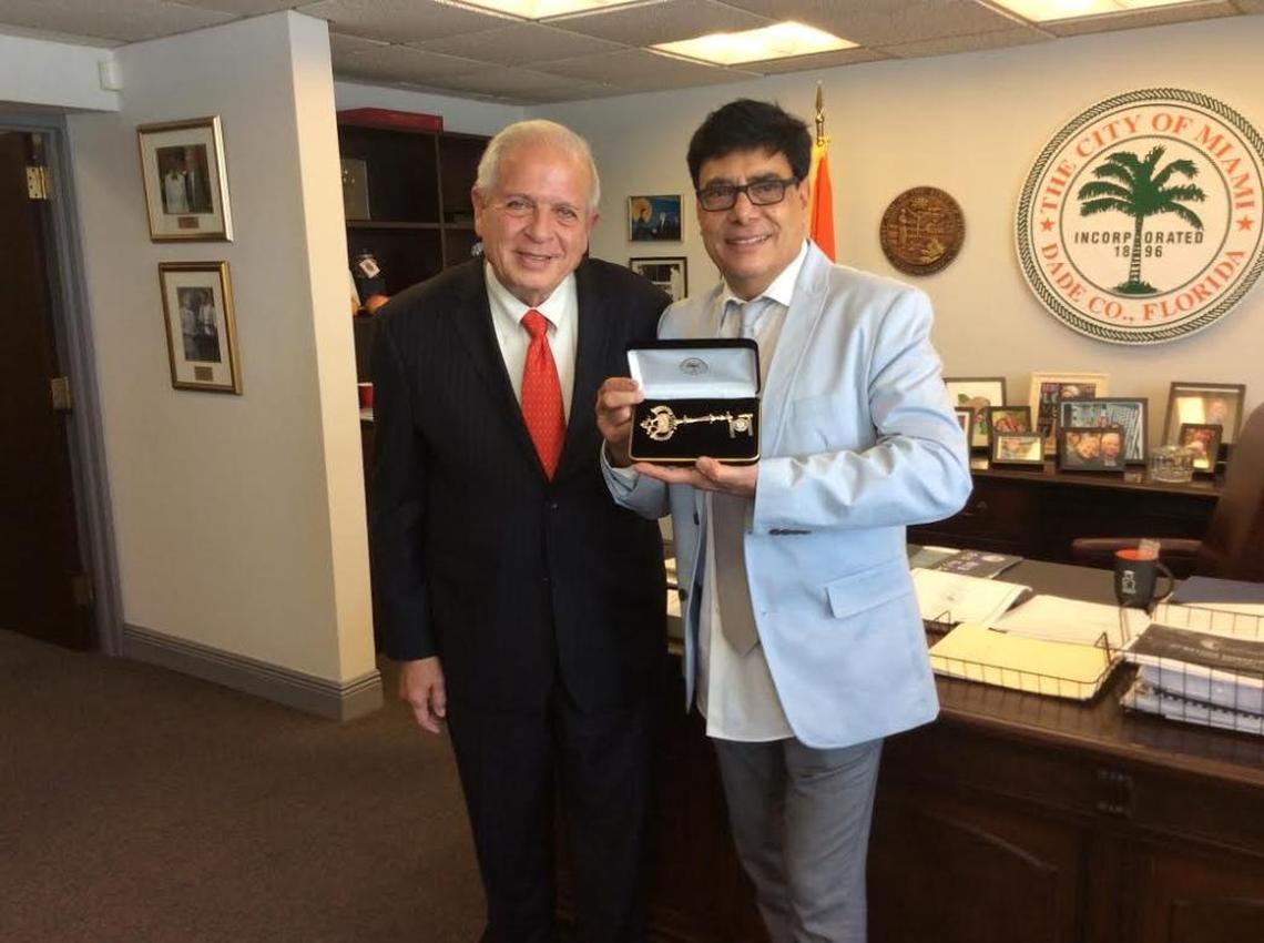 Adrián Mesa recibió las Llaves de la Ciudad de Miami de manos del ex alcalde Tomás Regalado, en el 2017.