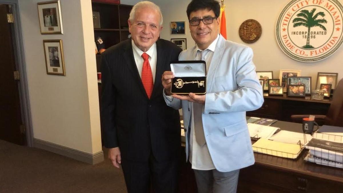 Adrián Mesa recibió las Llaves de la Ciudad de Miami de manos del ex alcalde Tomás Regalado, en el 2017.