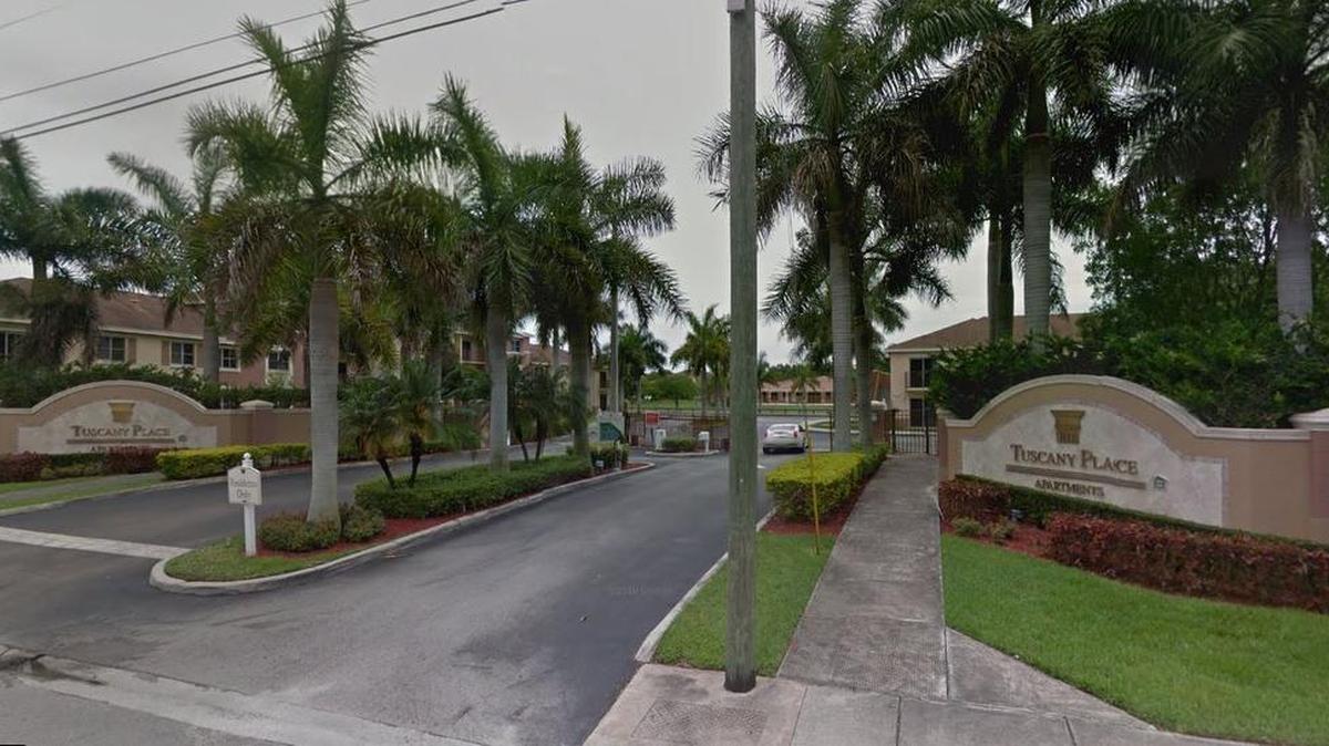 Entrada del complejo residencial Tuscany Place en el suroeste de Miami-Dade.