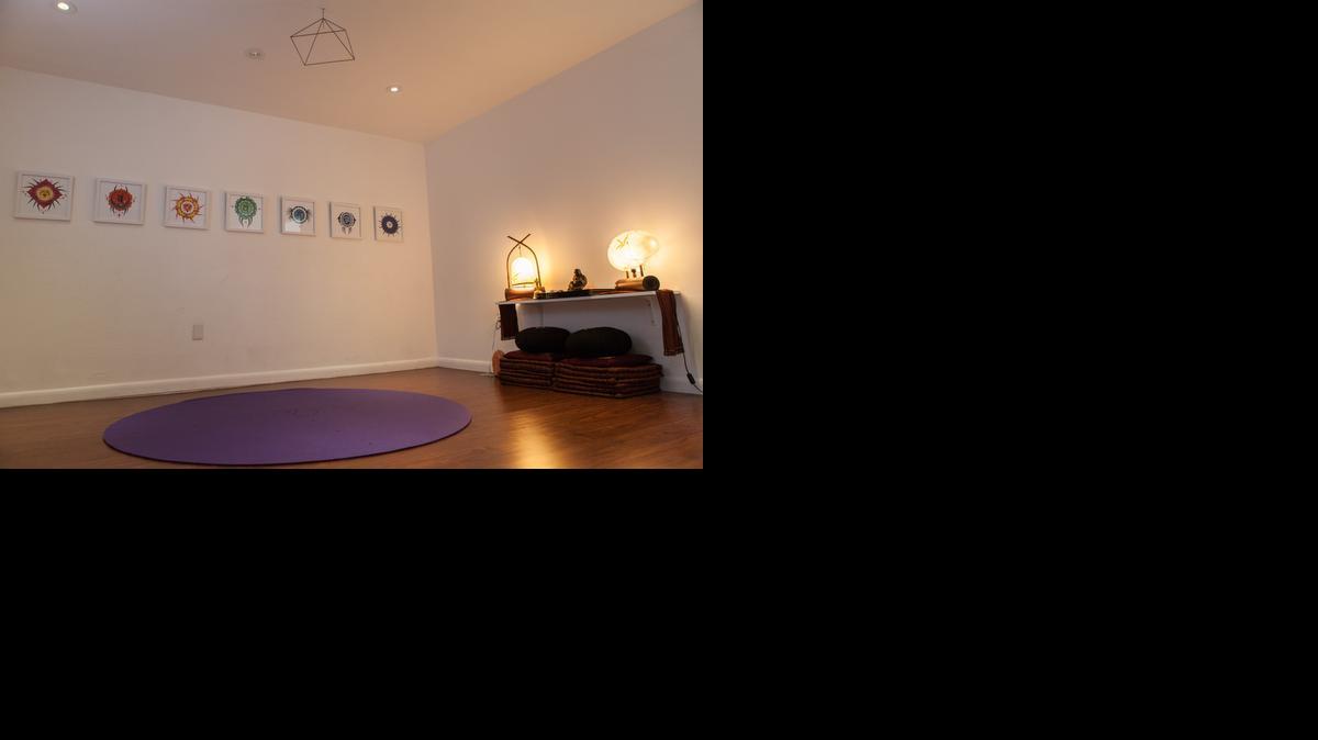 
Una sala de TheChill Concept en Wynwood muestra como se integran la expresión artística y el yoga.

