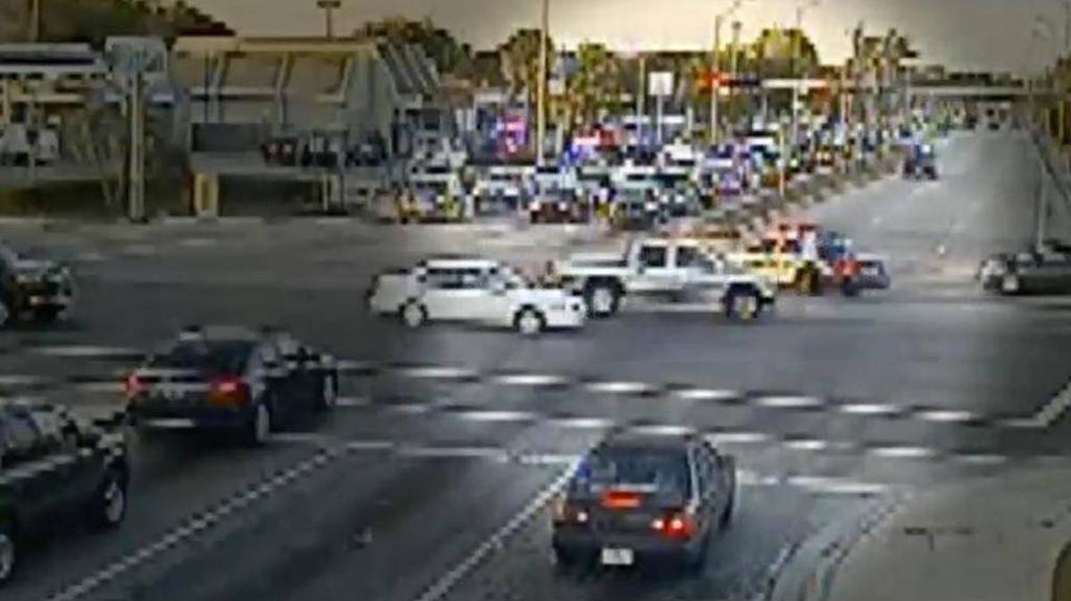 Imagen de una cámara de tránsito que muestra el momento en que el policía es embestido por una camioneta en la intersección de la Calle Flagler y la Avenida 107 del Suroeste, el 17 de febrero del 2015.