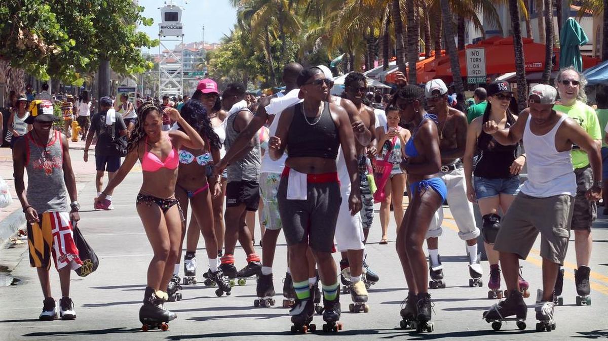 Archivos. Cientos de jovenes se reúnen en Miami Beach por el festival “Urban Beach Weekend” en mayo de 2015.