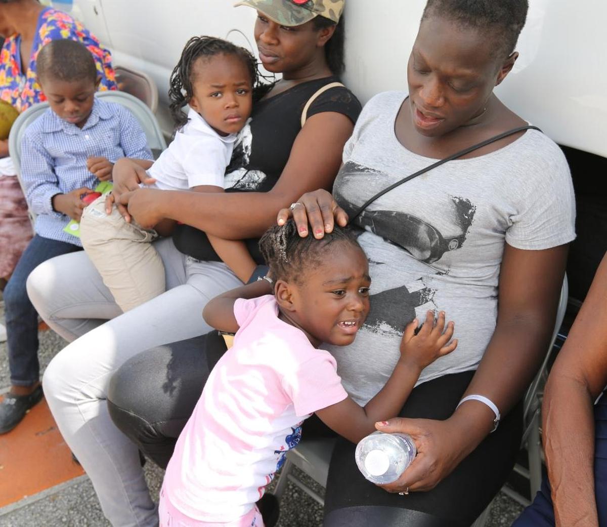 Marjorie Metellus, de 35 años 35, con su hija Geneviene, de 3 años, se sientan al lado de sus nuevos amigos Chantrell Manning, de 25 años y sus hijos Taliyah, de 4 años y Robert, de 5. Ellos son algunos de los aproximadamente 1,000 refugiados que se encuentran en el último albergue de Miami-Dade tras el paso del huracán Irma por el sur de Florida.