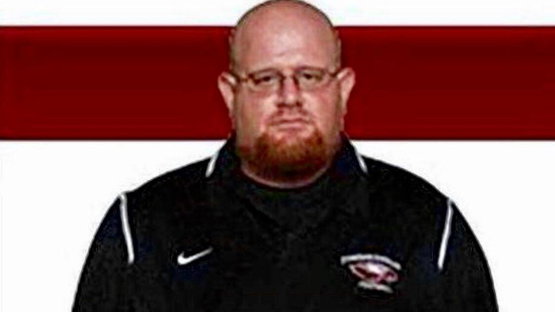 Aaron Feis, un entrenador asistente de football que resultó gravemente herido después de colocarse frente a los estudiantes para protegerlos durante una masacre en una escuela de Florida, falleció la madrugada de este jueves