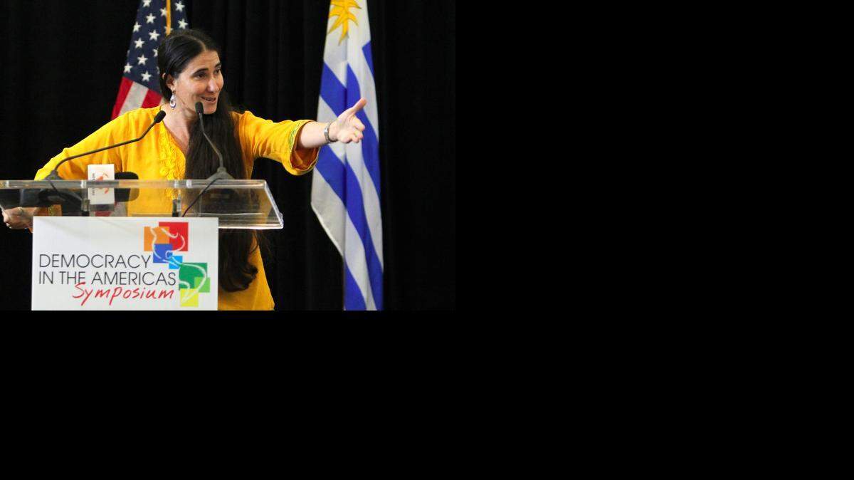 
“La tecnología es un altavoz en la boca de la sociedad civil, la oposición y el periodismo […] Al estar más informados los cubanos somos más descreídos de la información oficial”, dijo Yoani Sánchez en el foro “Democracia en las Américas 2014”.
