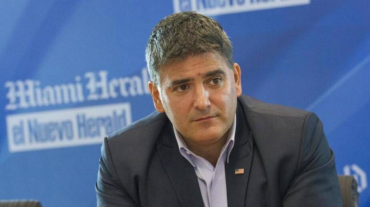 El candidato a la Comisión de Miami Beach Rafael Velásquez habla con la junta editorial del Miami Herald el 20 de octubre de 2017.