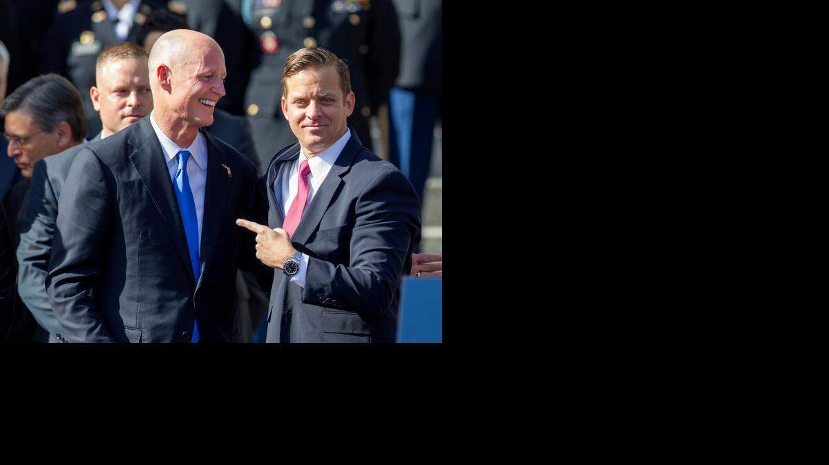 
Rick Scott y el vice gobernador Carlos López-Cantera durante la ceremonia en Tallahassee, este martes.
