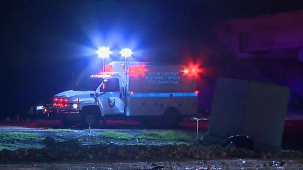 Una persona murió y otra fue aerotransportada al Hospital Memorial Regional y luego llevada al Hospital Jackson Memorial para tratarle quemaduras de gravedad.