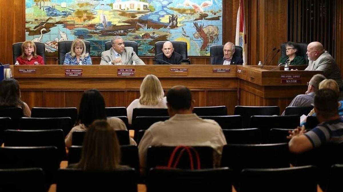 Miembros de la Comisión de Sweewater escuchan al comisionado José Bergouignan, Jr. (centro) en un intercambio acalorado con el alcalde Orlando López (der.)