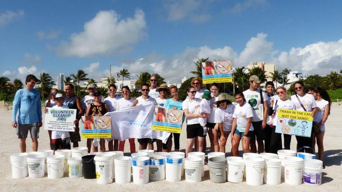 Grupo de voluntarios se organiza para la limpieza que sostuvieron unos 40 voluntarios en la playa de South Beach el sábado, 7 de noviembre del 2015.