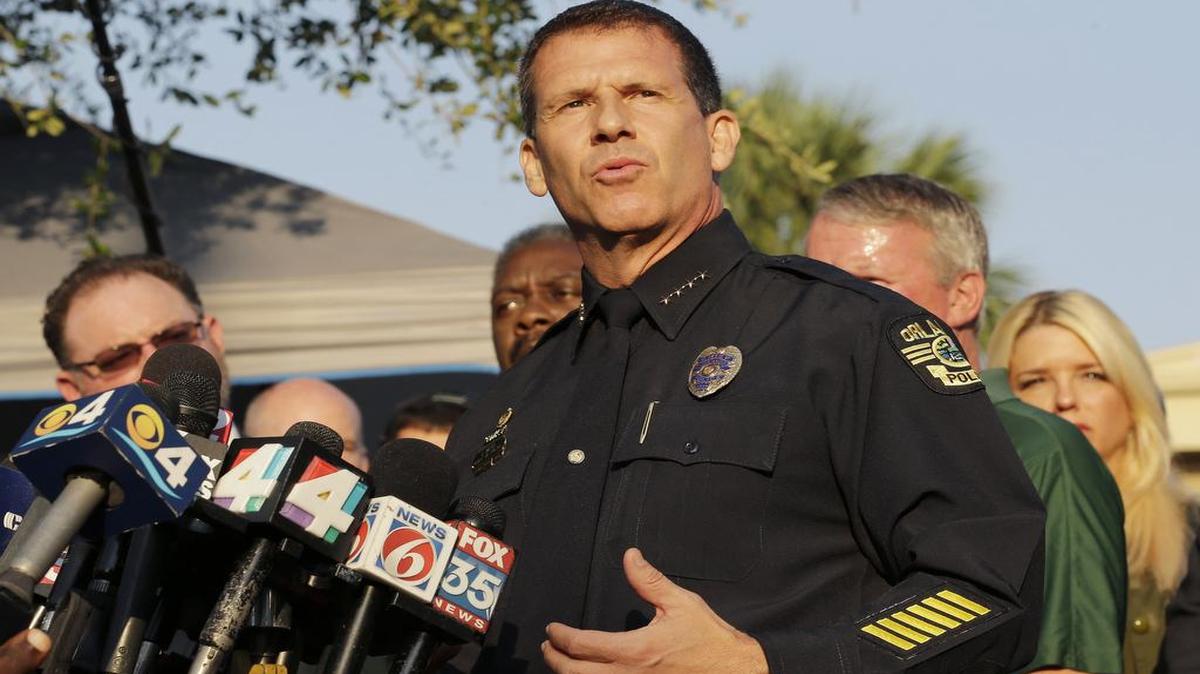 El jefe de la Policía de Orlando, John Mina, durante una conferencia de prensa el lunes por la mañana.