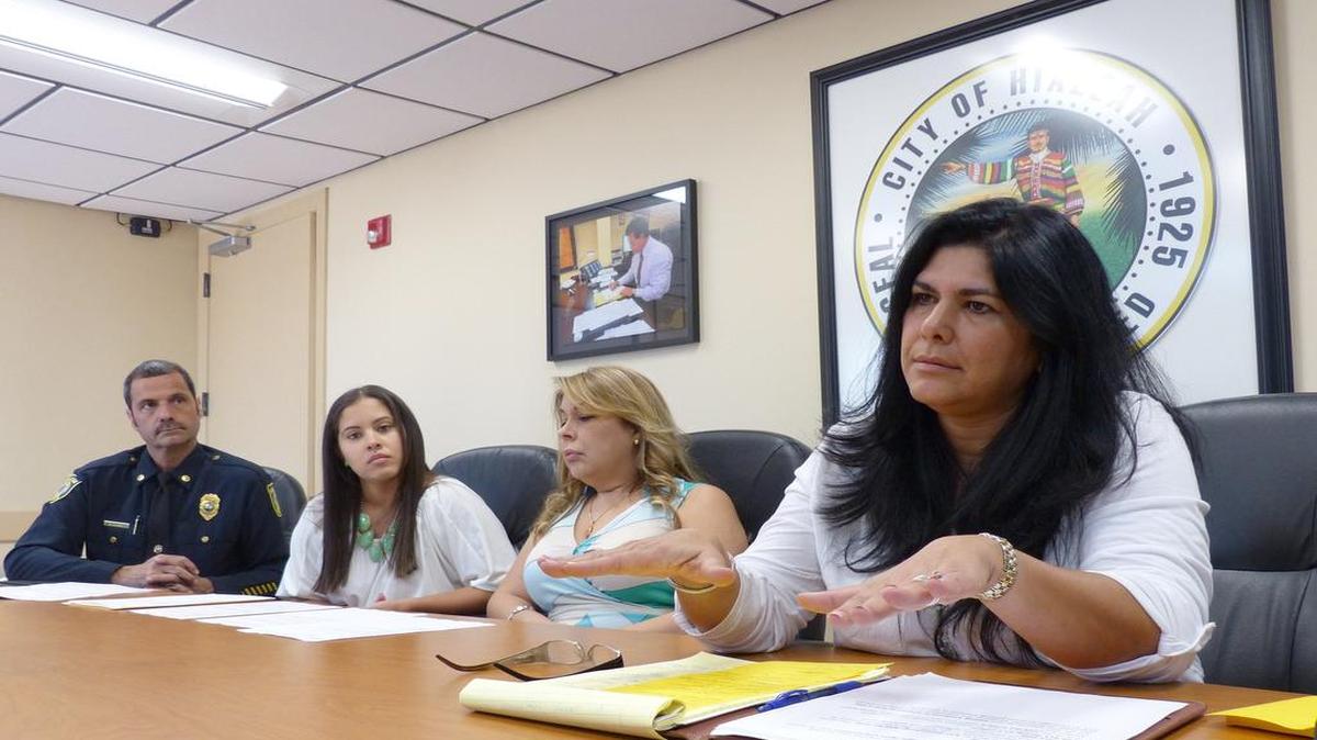 
El gobierno municipal de Hialeah lanzó el lunes la campaña "No más/No more" para prevenir la violencia doméstica en la ciudad. Aquí parte del grupo que está trabajando en la campaña, de izquierda a derecha: sargento Carl Zogby, asistente ejecutivo del jefe de la policía; Emerly Guzmán y Lourdes Mendoza, trabajadores sociales de la Unidad de Víctimas Especiales; e Isis García Martínez, presidenta de la comisión de Hialeah.