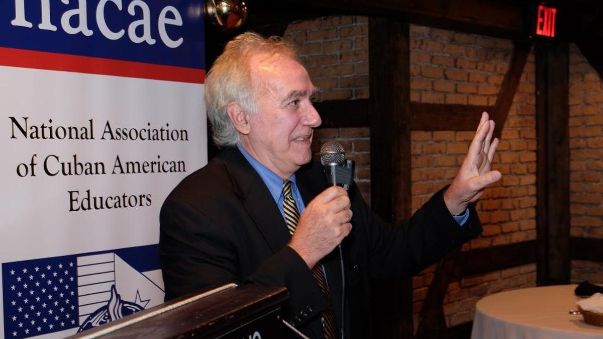Carlos Eire durante la entrega del premio al ‘Educador del Año 2015’ por la NACAE.