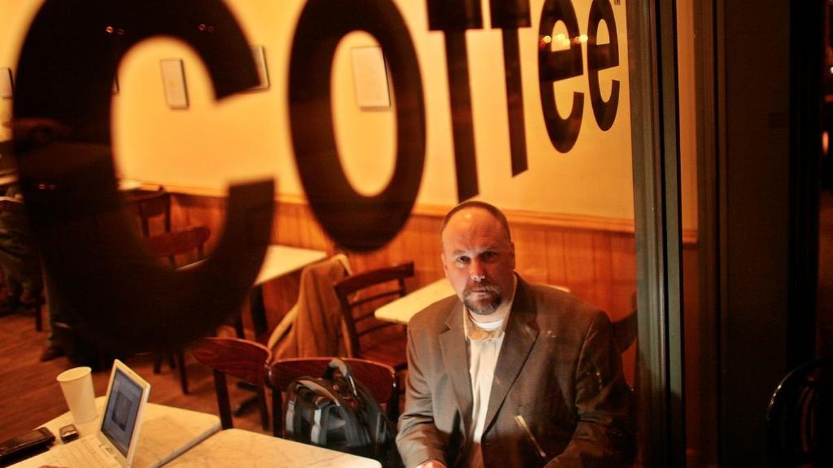 Flint Waters, un policía de Wyoming en una cafetería en Washington, usa un software para localizar a personas que comercializan pornografía infantil. Foto de archivo.