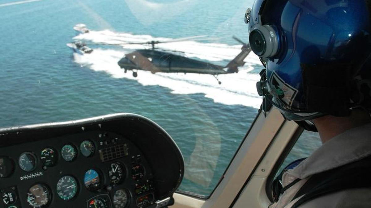 Esta foto de archivo muestra a un piloto de la oficina de Aduanas y Protección fronteriza atisbando el horizonte en busca de embarcaciones que puedan estar transportando inmigrantes indocumentados.
