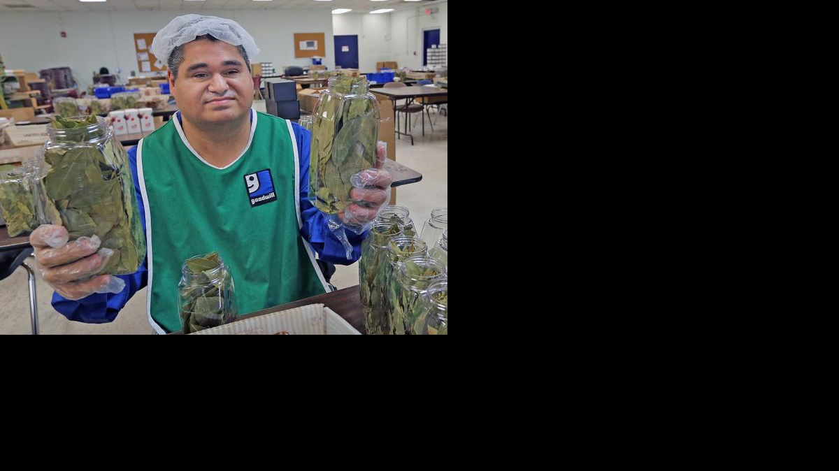
Armando Montes de Oca participa en el Programa de trabajo para adultos con discacidad de Goodwill Industries, donde labora desde hace 14 años. Montes de Oca nació con lesiones cerebrales y perdió el habla en la adolescencia. En la foto aparecen al fondo, los consejeros de Goodwill Marina Navarro, Paul Flesh y Osiris Funes.
