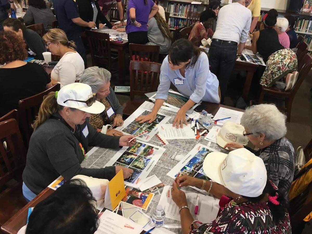 Miembros de la comunidad de La Pequeña Habana participan en el proceso de consulta que dio pie al nuevo plan de revitalización del vecindario.