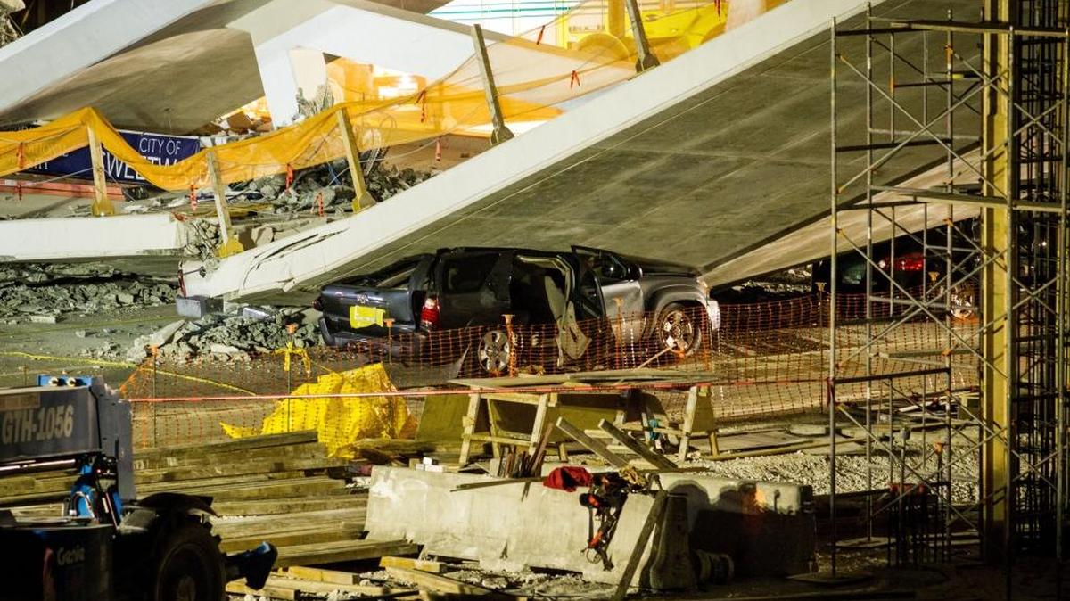 En el centro de la imagen se observa el vehículo aplastado de Alexa Durán, alumna de 18 años de FIU que pereció cuando la estructura de 950 toneladas colapsó el 15 de marzo del 2018. Otras cinco personas fallecieron en el incidente.